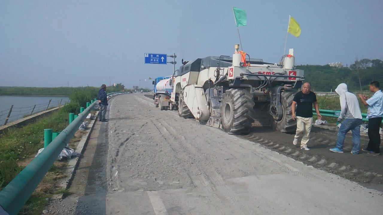 RZ2300，大連濱海公路冷再生施工
