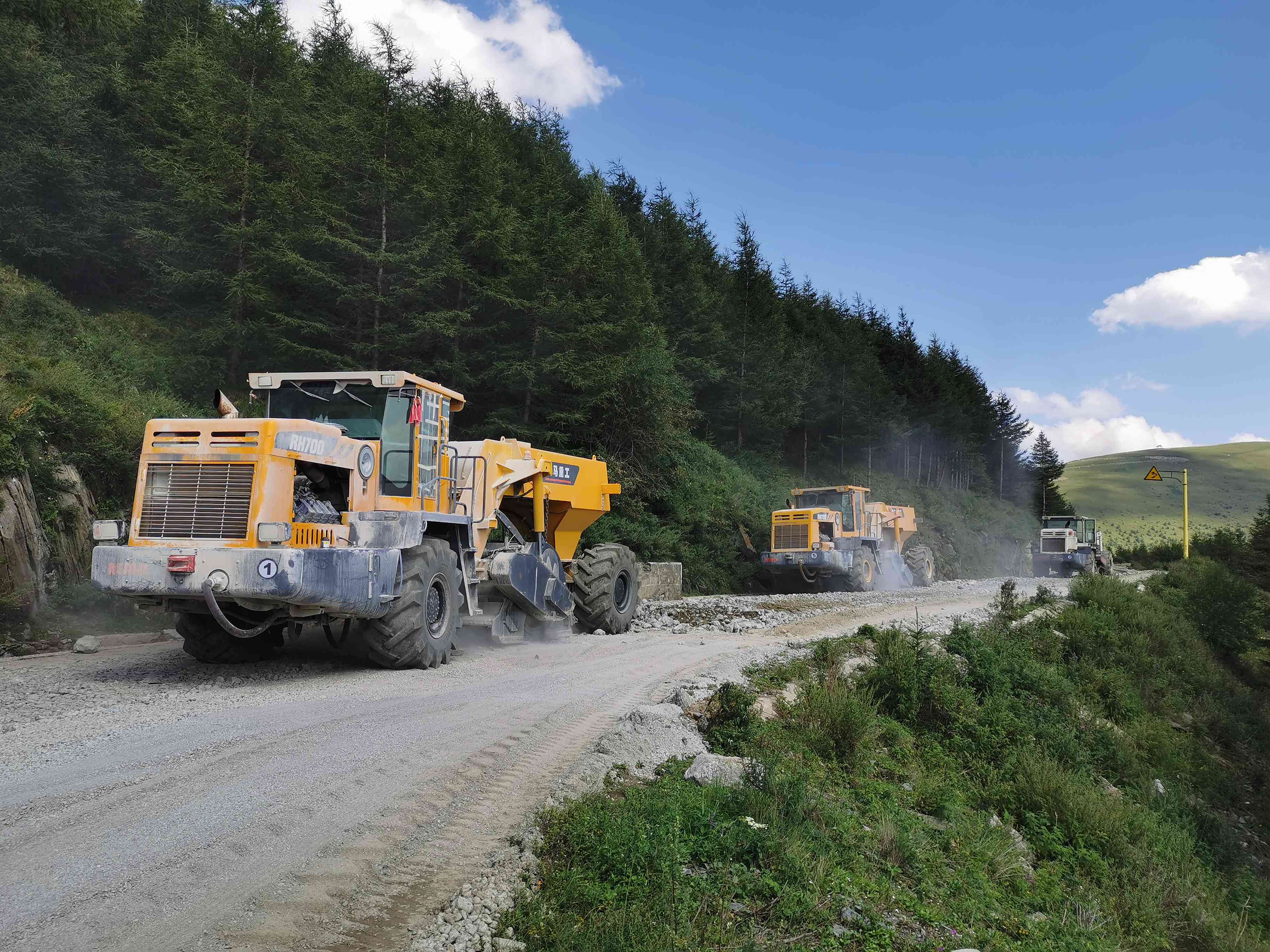 RH700，五臺(tái)山水泥路破碎施工